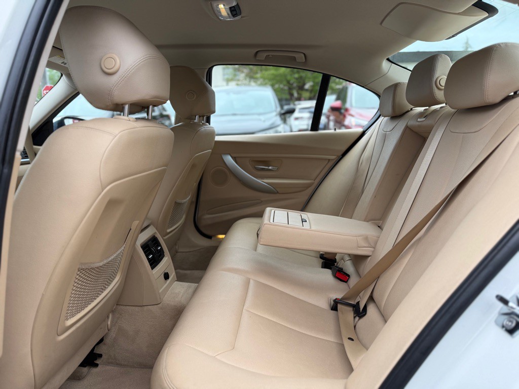 2013 BMW 3 Series Image 11