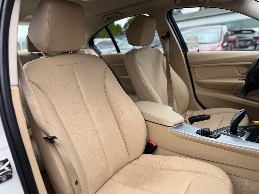 2013 BMW 3 Series Image 16