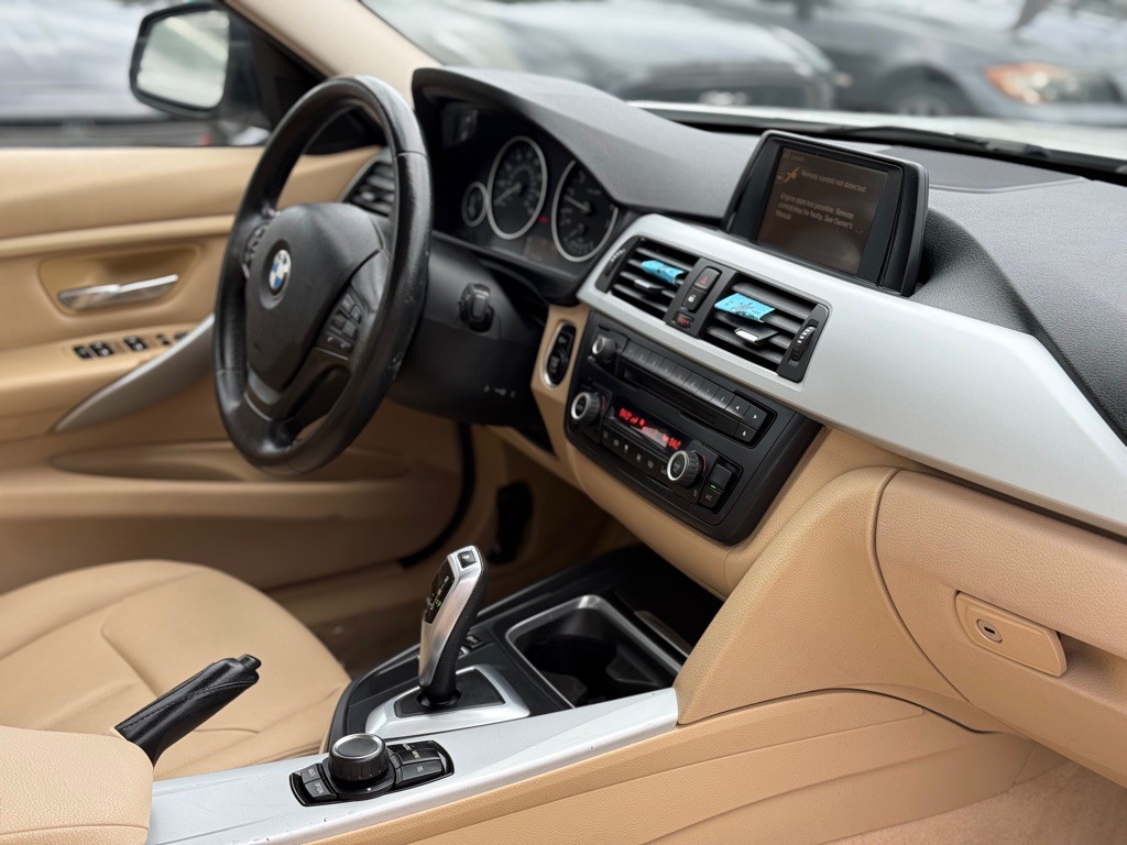 2013 BMW 3 Series Image 17