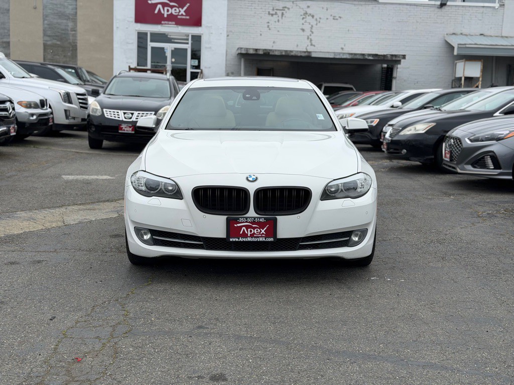 2011 BMW 5 Series Image 3
