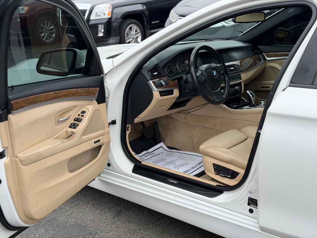 2011 BMW 5 Series Image 8
