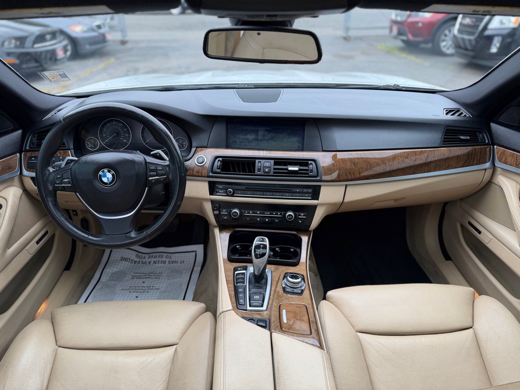 2011 BMW 5 Series Image 11