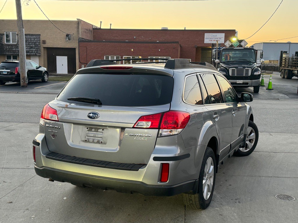 2010 Subaru Outback Image 4