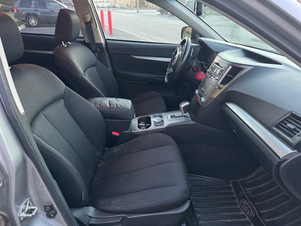 2010 Subaru Outback Image 9