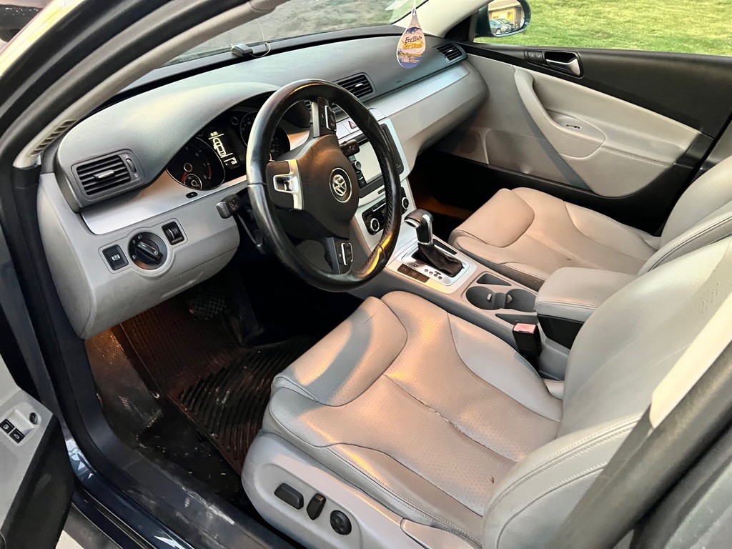 2010 Volkswagen Passat Image 9