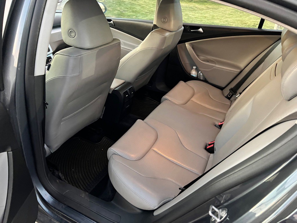 2010 Volkswagen Passat Image 10