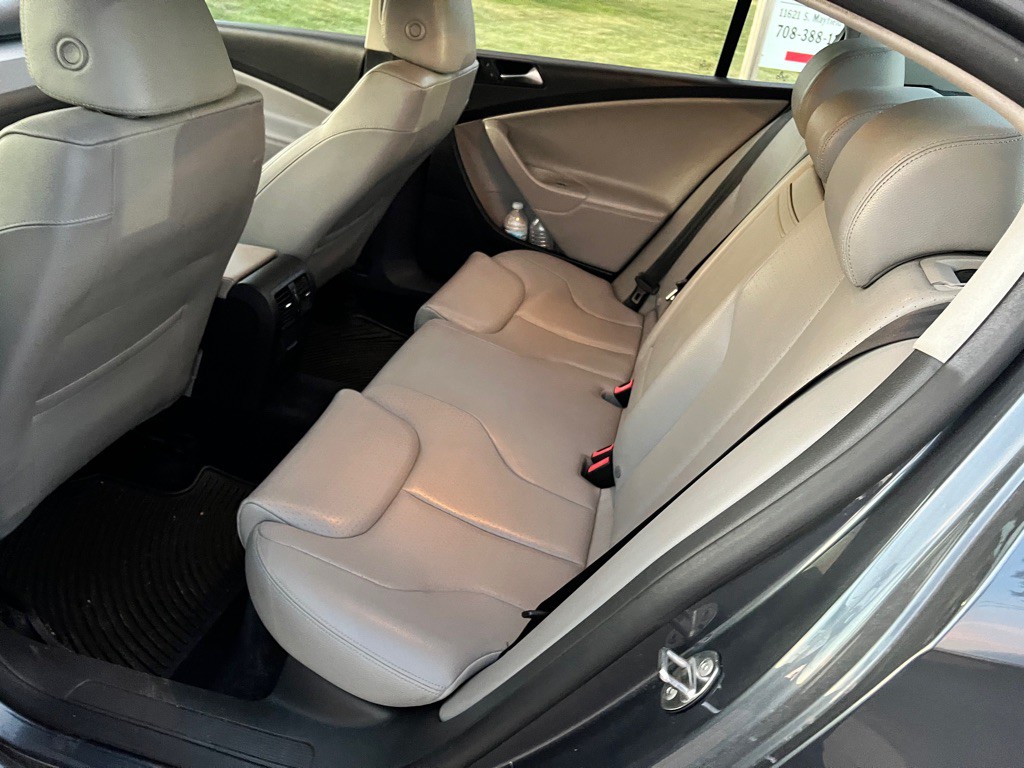 2010 Volkswagen Passat Image 11