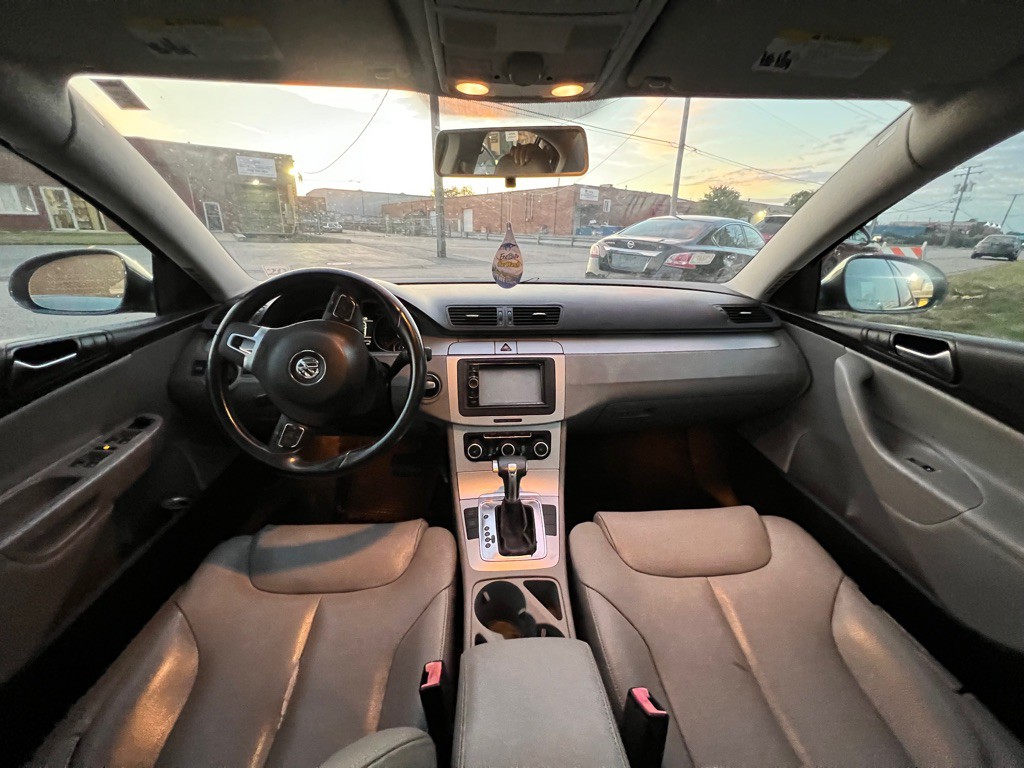 2010 Volkswagen Passat Image 13