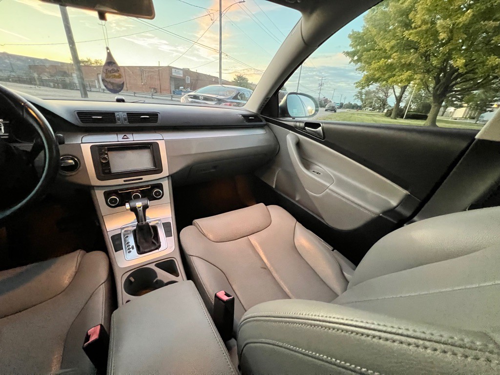 2010 Volkswagen Passat Image 14