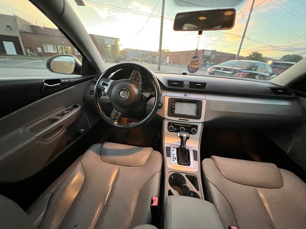 2010 Volkswagen Passat Image 15