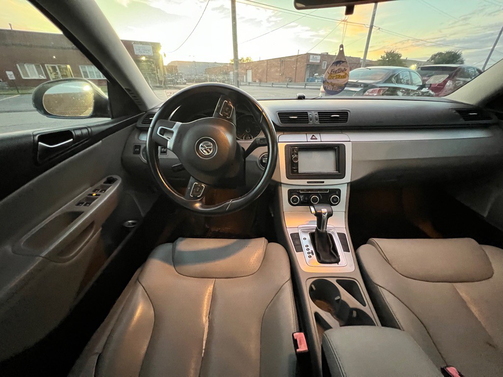 2010 Volkswagen Passat Image 16