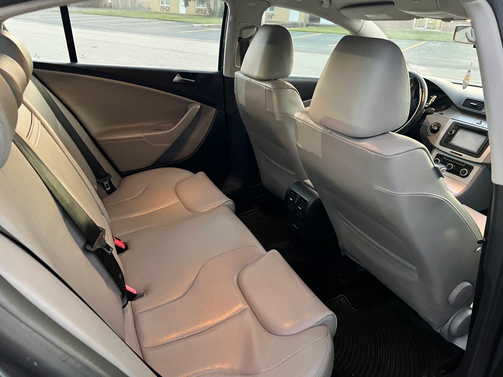 2010 Volkswagen Passat Image 17