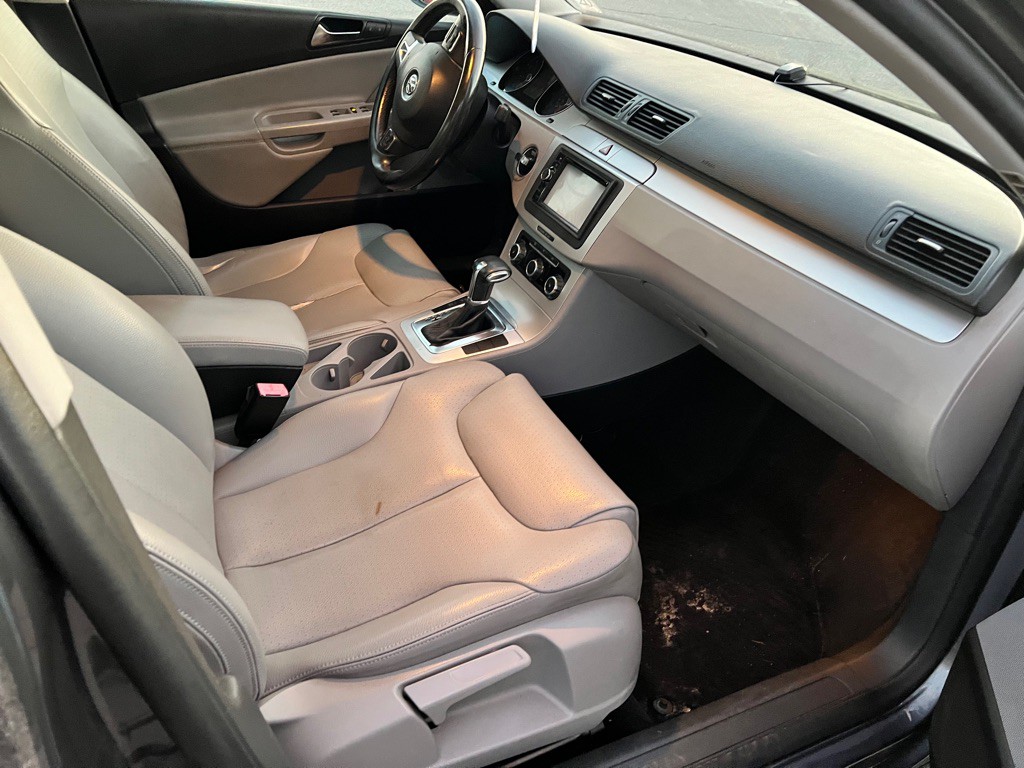 2010 Volkswagen Passat Image 18