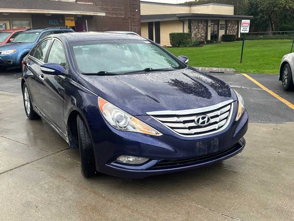 2011 Hyundai Sonata Image 2