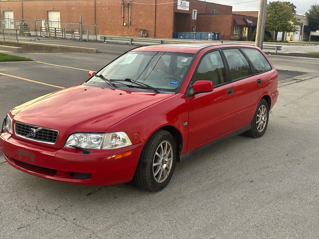 2004 Volvo V40 Image 1