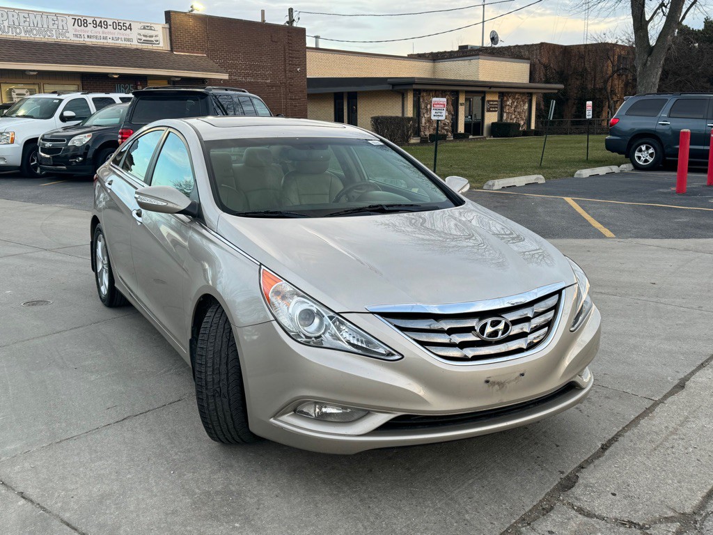 2011 Hyundai Sonata Image 2