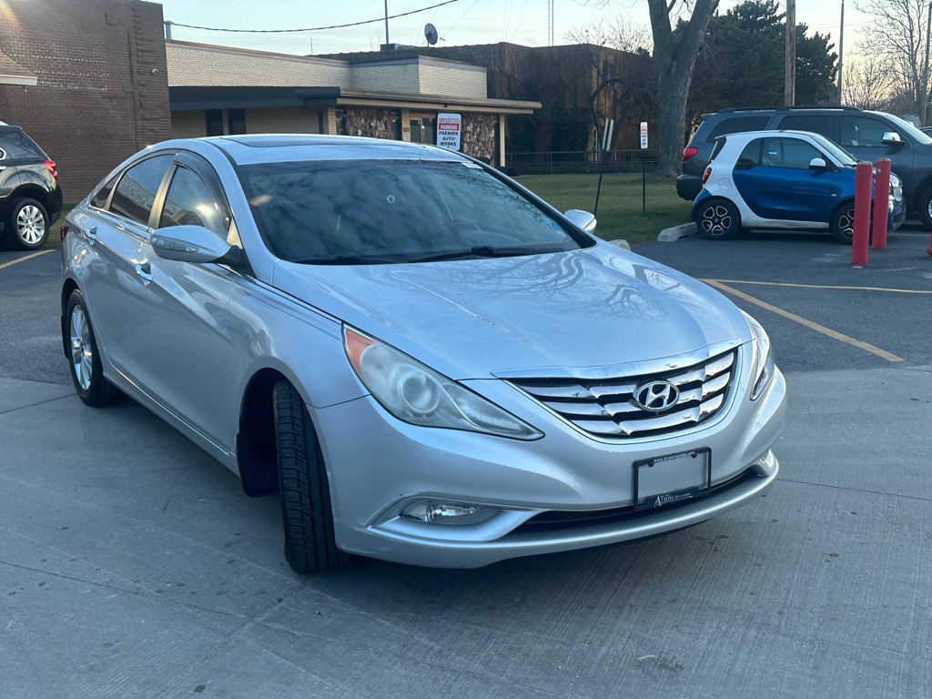 2011 Hyundai Sonata Image 2