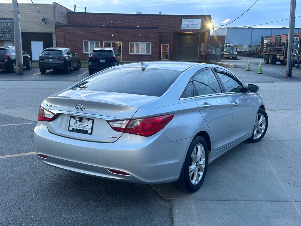 2011 Hyundai Sonata Image 3