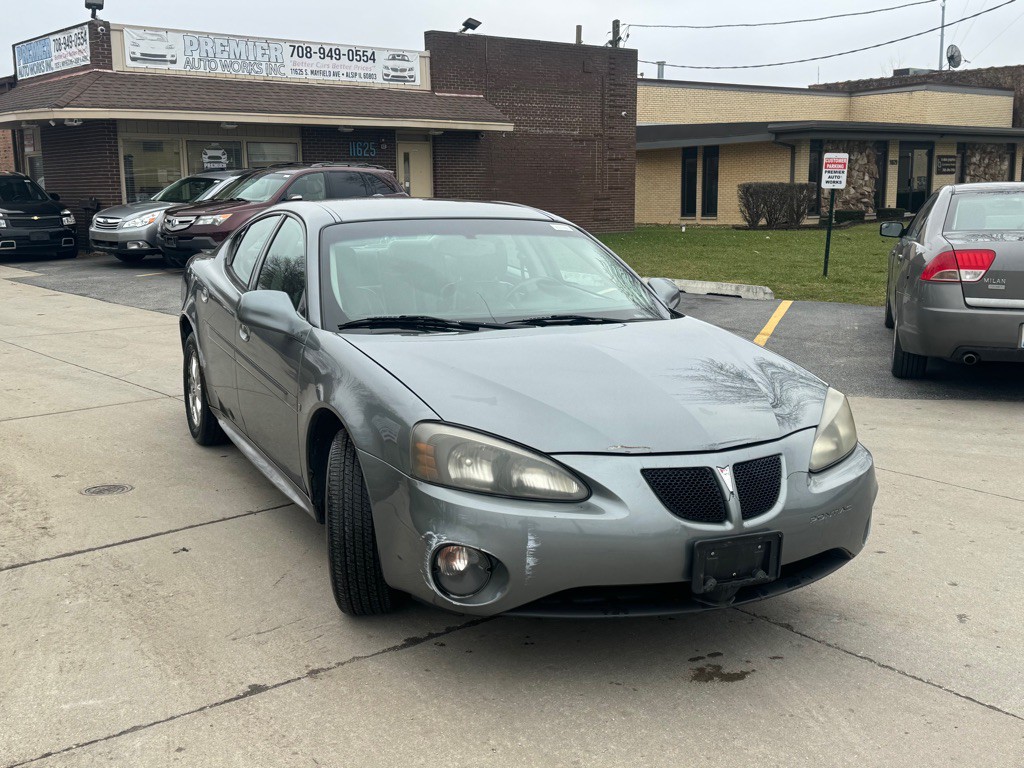 2008 Pontiac Grand Prix Image 2