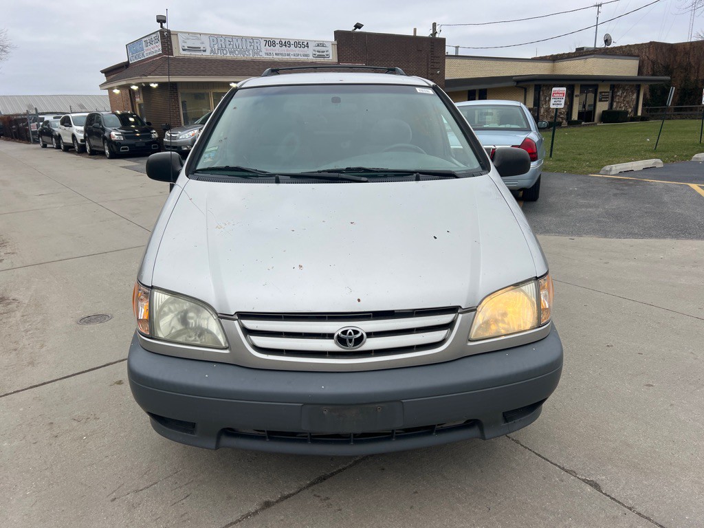 2002 Toyota Sienna Image 2