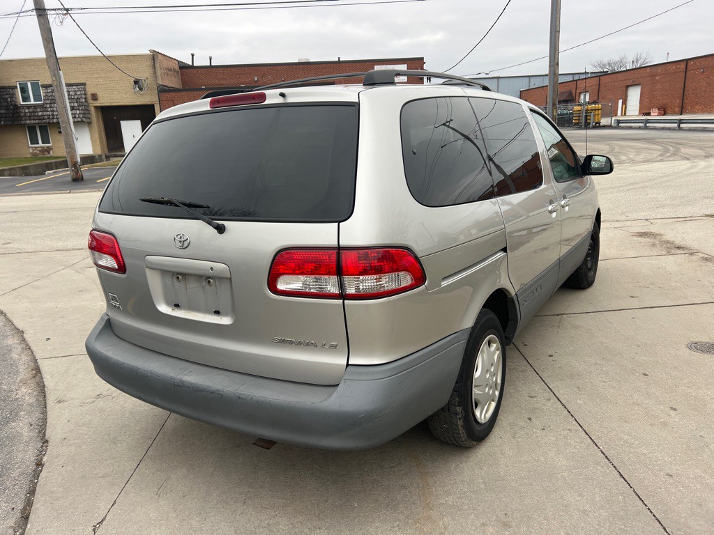 2002 Toyota Sienna Image 4