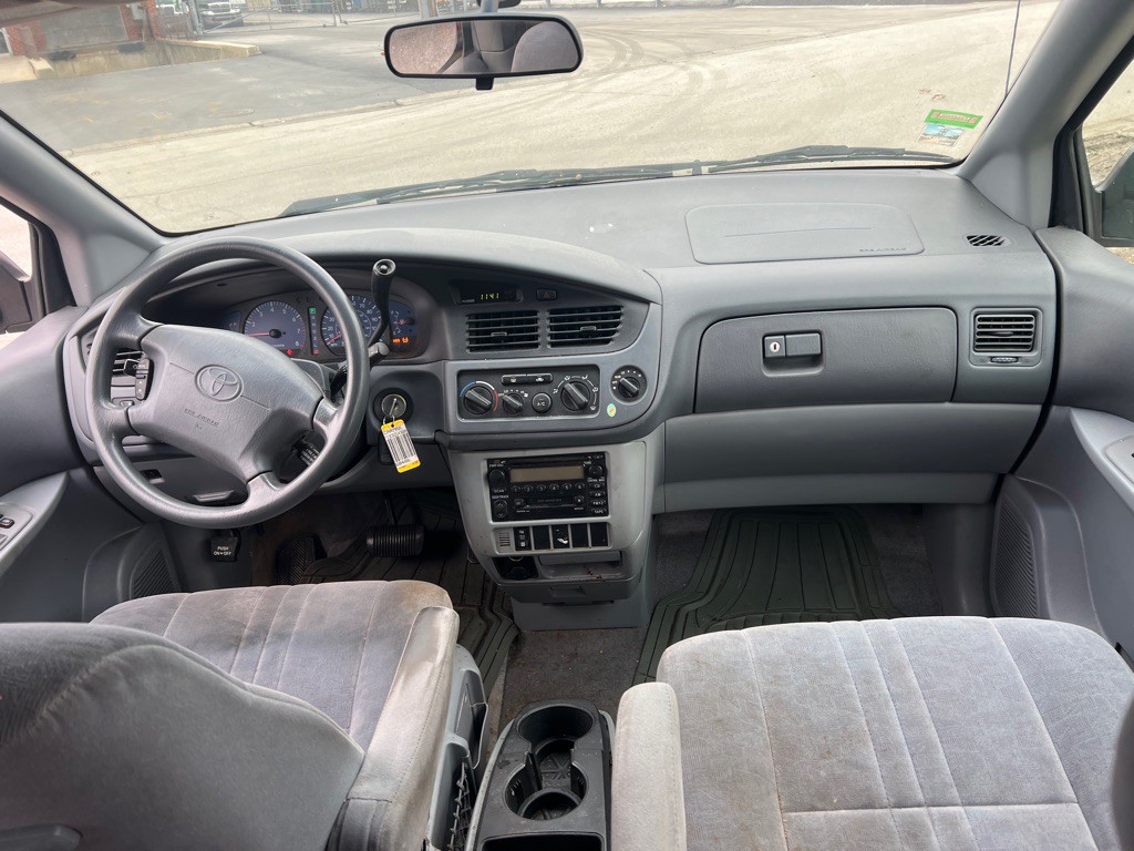 2002 Toyota Sienna Image 9