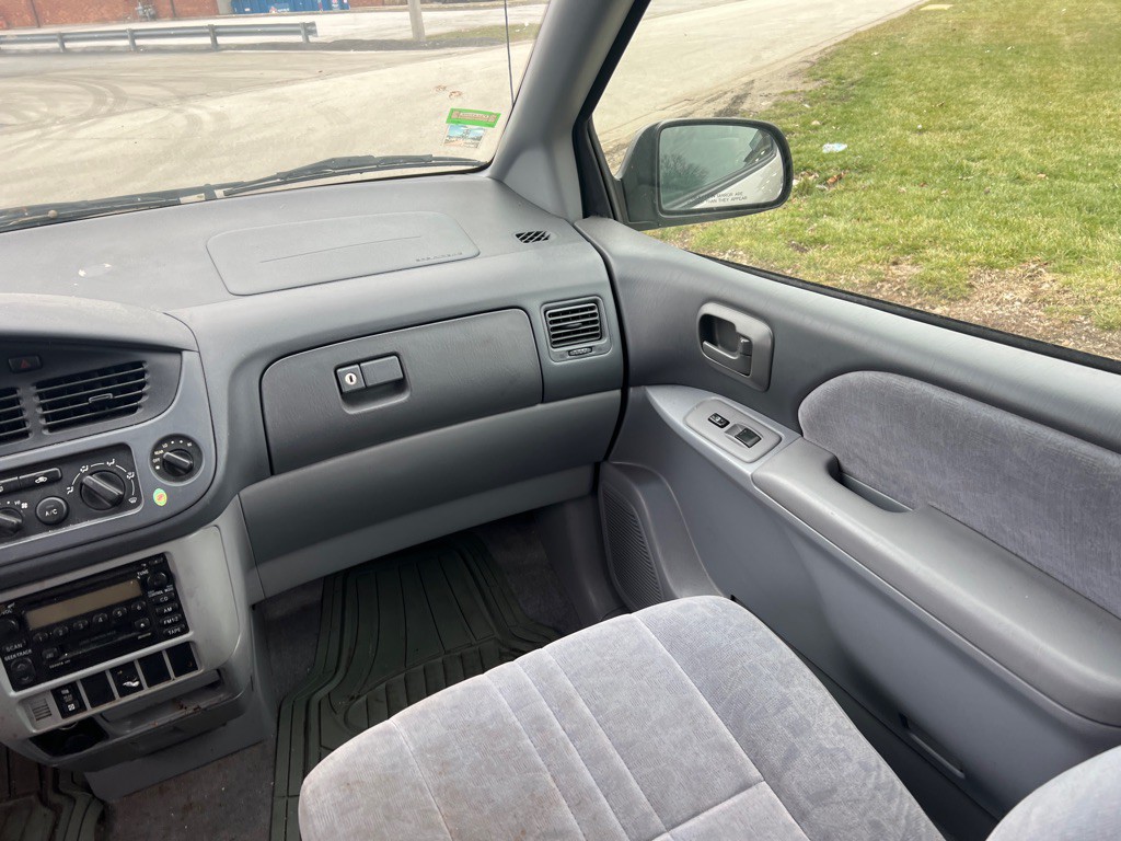 2002 Toyota Sienna Image 11