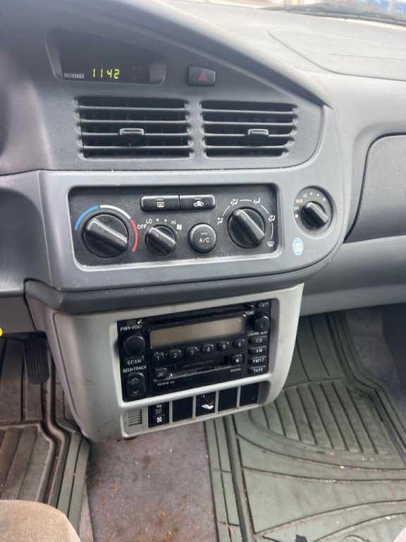 2002 Toyota Sienna Image 18