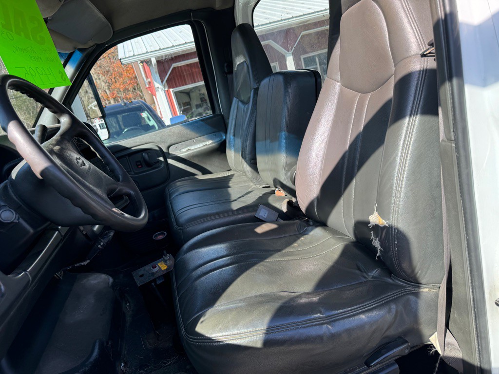 2003 Chevrolet C/K 4500 Image 10