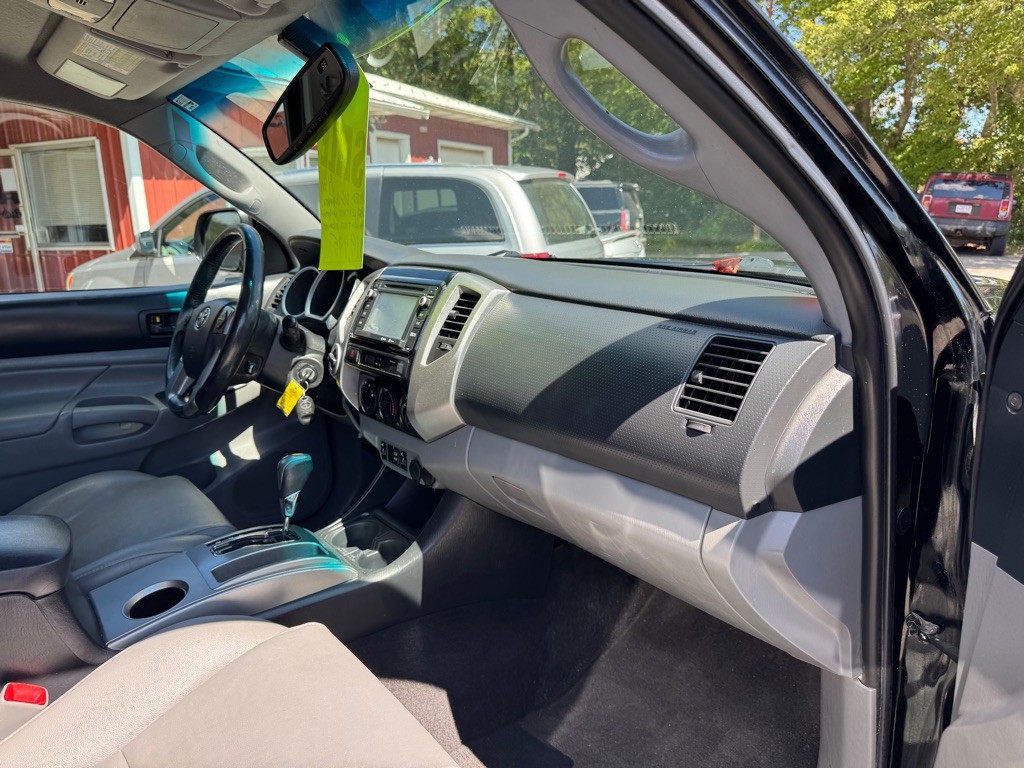 2014 Toyota Tacoma Image 24