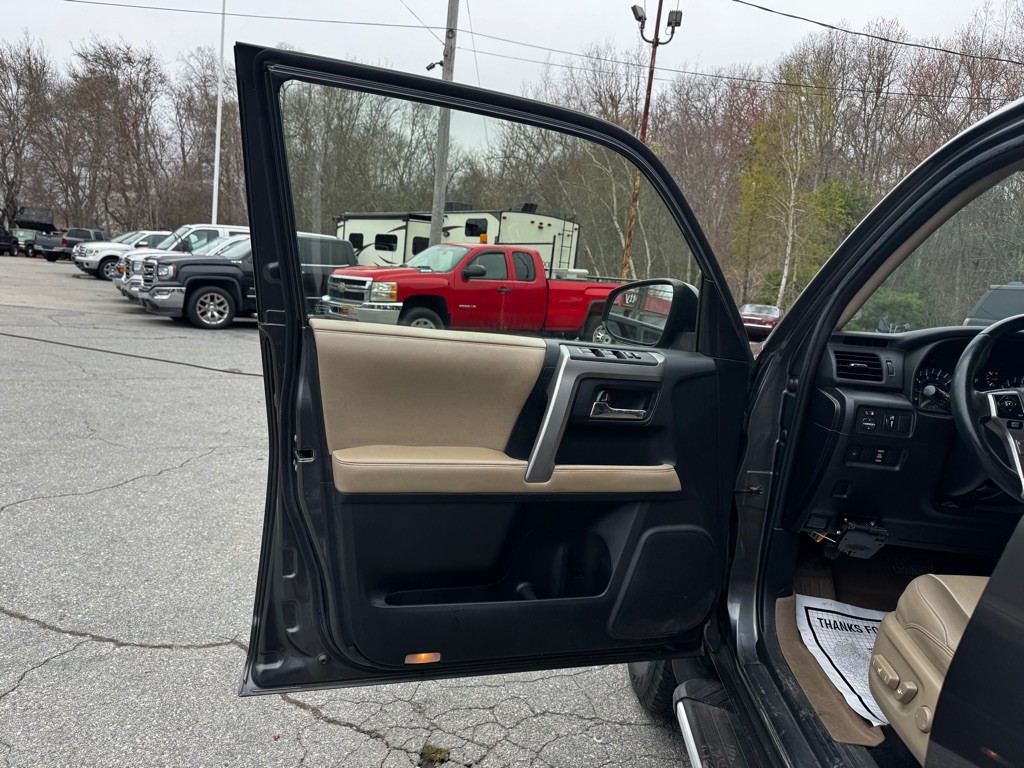 2015 Toyota 4Runner Image 16