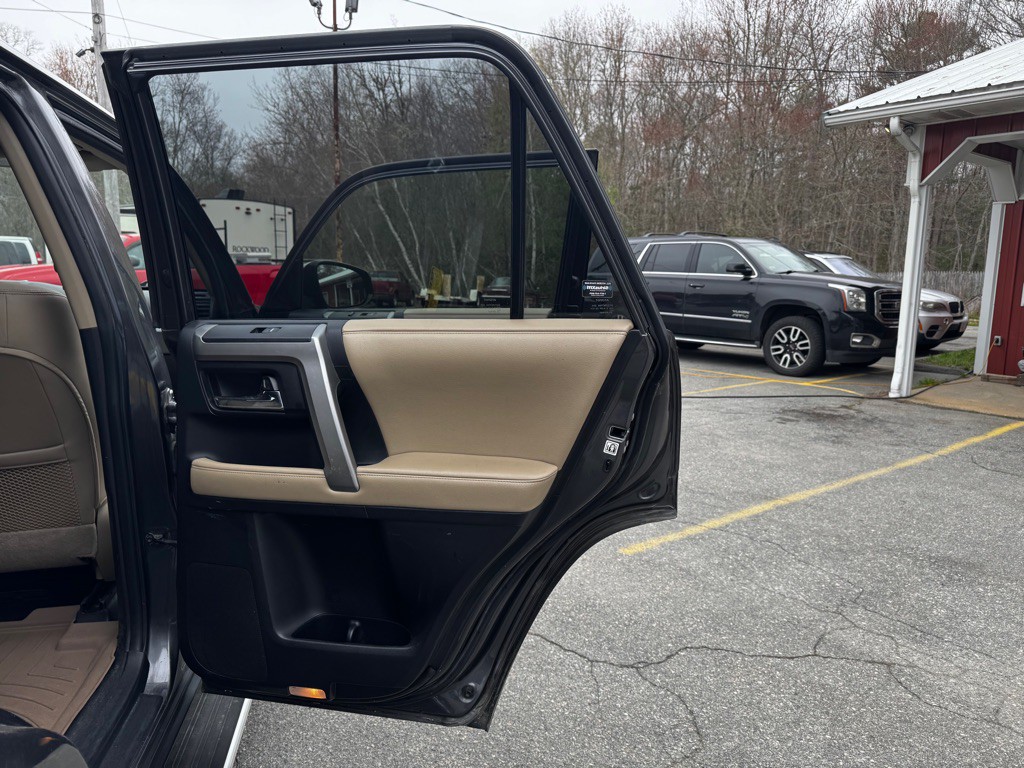 2015 Toyota 4Runner Image 28