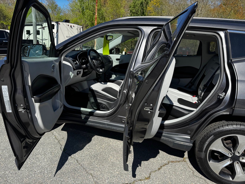 2017 Jeep Compass Image 9