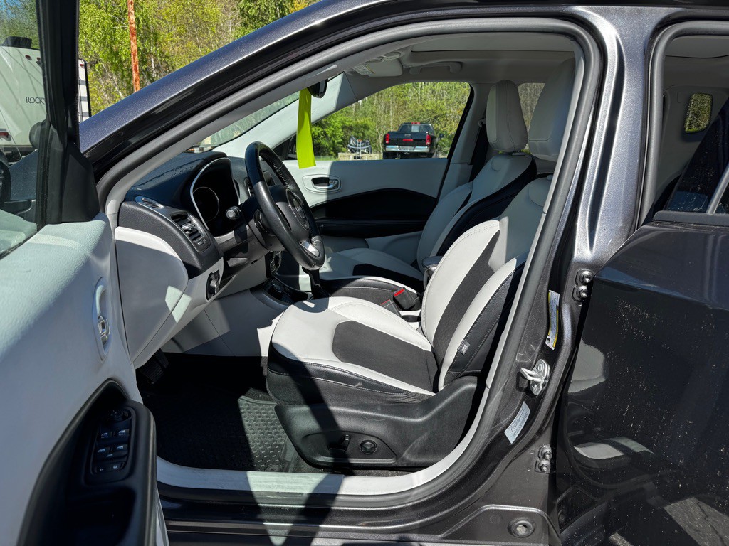 2017 Jeep Compass Image 12