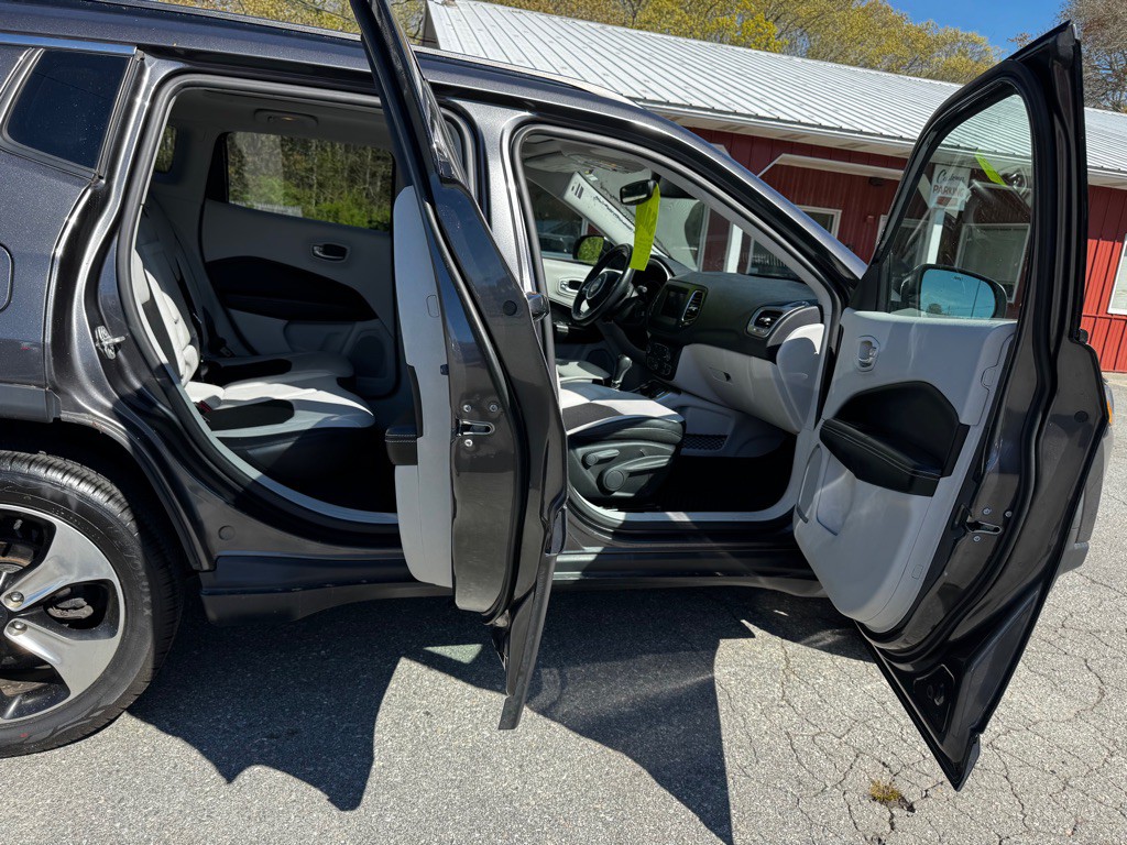 2017 Jeep Compass Image 21