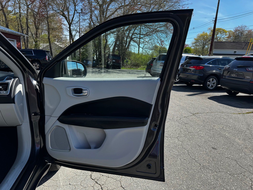 2017 Jeep Compass Image 28