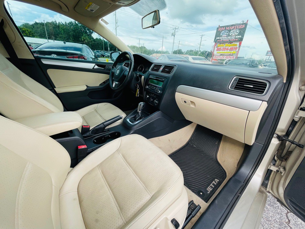 2013 Volkswagen Jetta Image 24