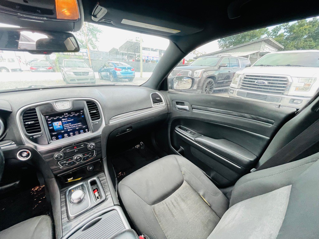 2019 Chrysler 300 Image 17