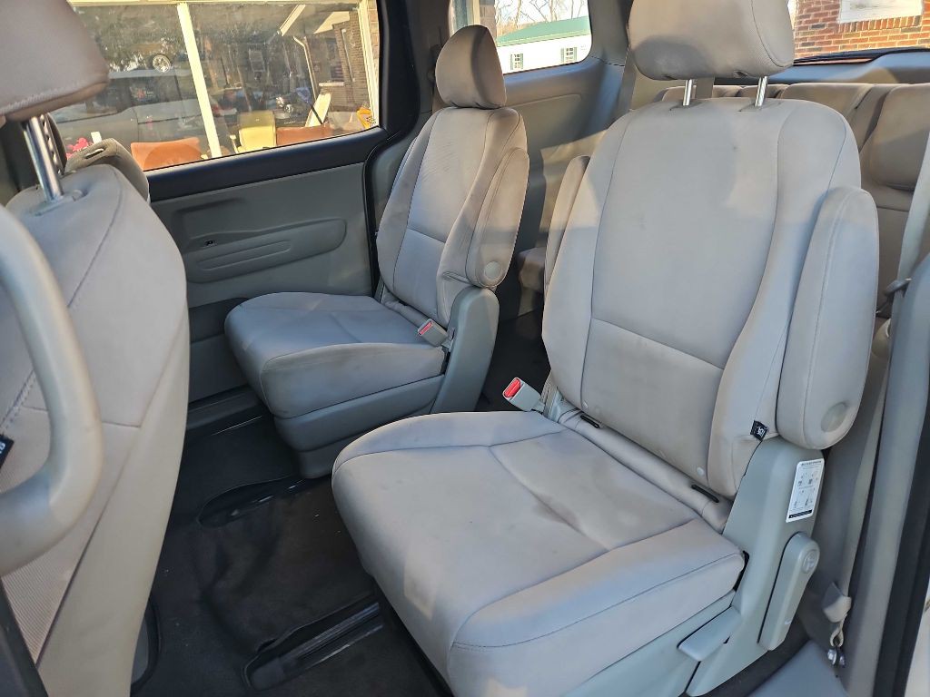 2015 Kia Sedona Image 9