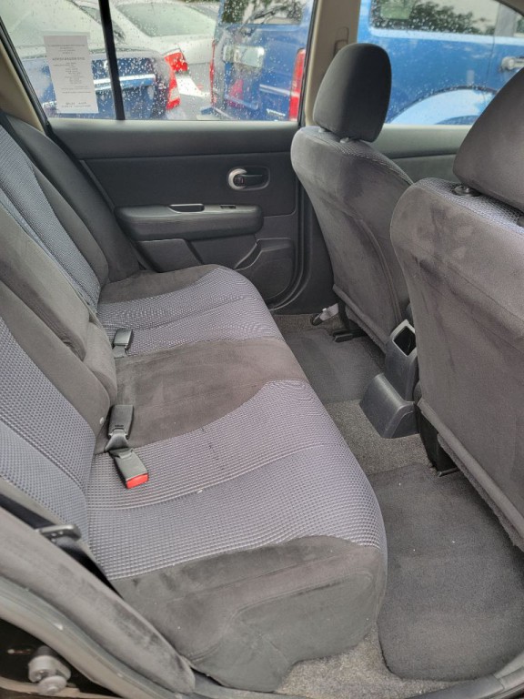 2010 Nissan Versa Image 6