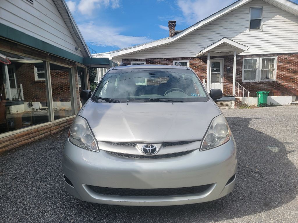2010 Toyota Sienna Image 3