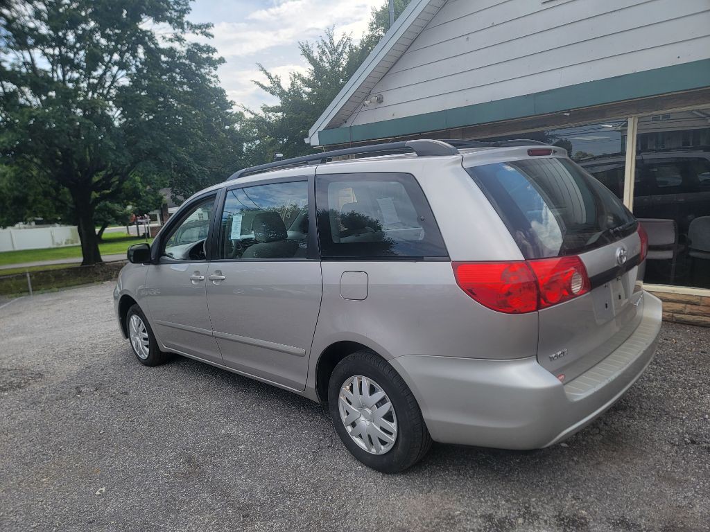 2010 Toyota Sienna Image 4