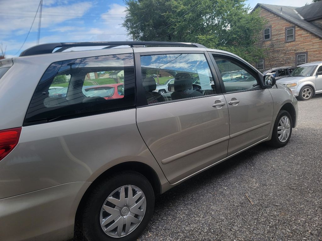 2010 Toyota Sienna Image 7