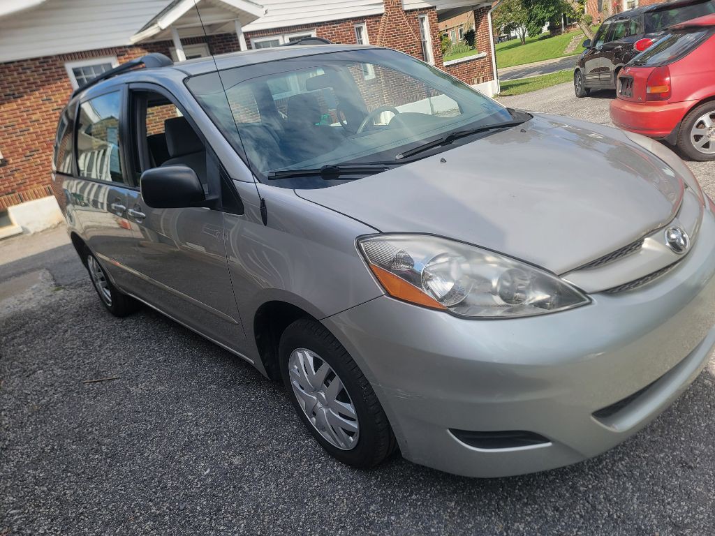 2010 Toyota Sienna Image 8