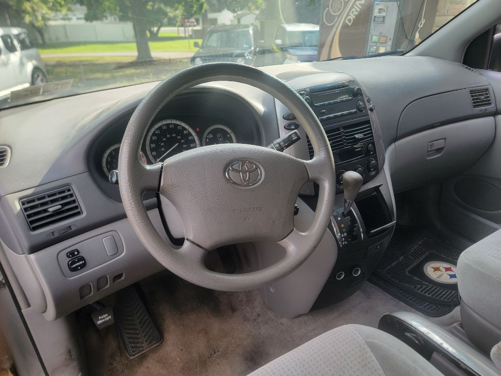 2010 Toyota Sienna Image 10