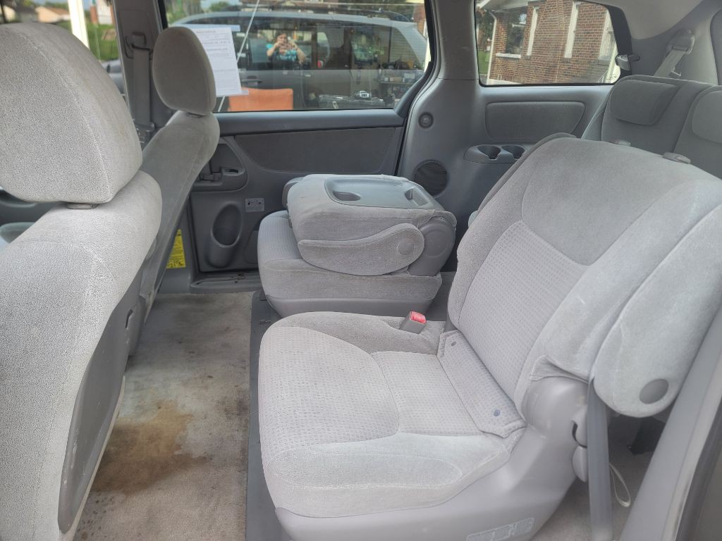 2010 Toyota Sienna Image 11