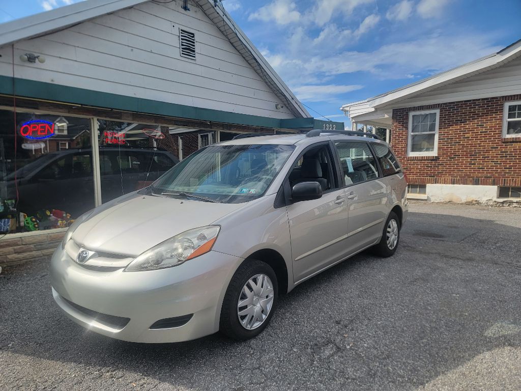 2010 Toyota Sienna Image 1