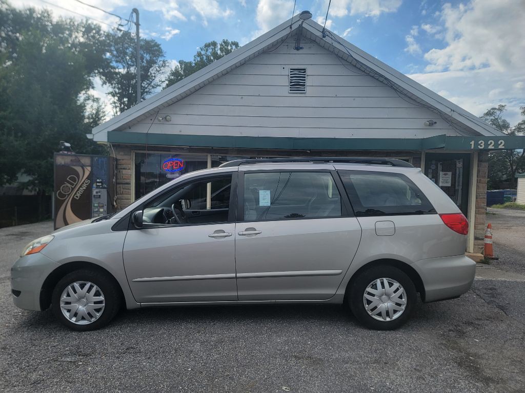 2010 Toyota Sienna Image 2