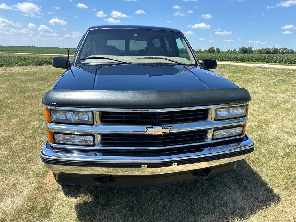 1998 Chevrolet Suburban Image 1