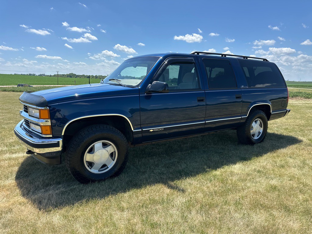 1998 Chevrolet Suburban Image 2